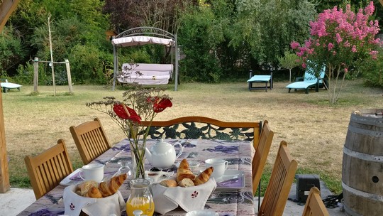 Petit déjeuner au jardin avec confitures et gateaux maison en Touraine