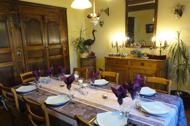 Cena en el comedor de la casa de huéspedes en el Valle del Loira