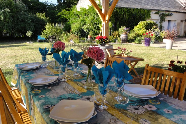 Les repas au jardin dans nôtre hébergement entre Tours et Bourgueil